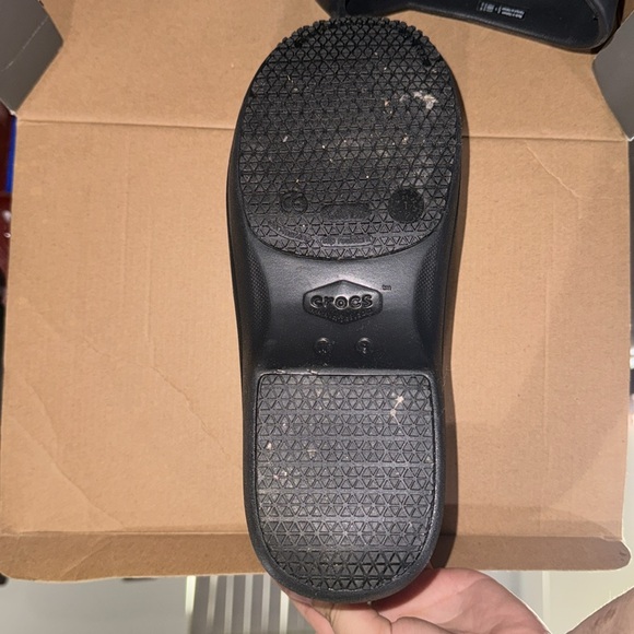 Looking to sell my gently used pair of Work Crocs, size 9. - Picture 3 of 7